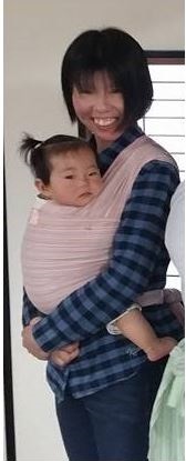 ママと密着して、丸く抱っこされると赤ちゃんは安心します。